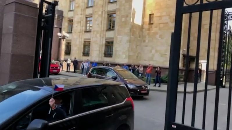 Čeští diplomaté opouštějí ambasádu v Moskvě